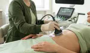 “Mulher realizando exame de ultrassom de cisto ovariano.